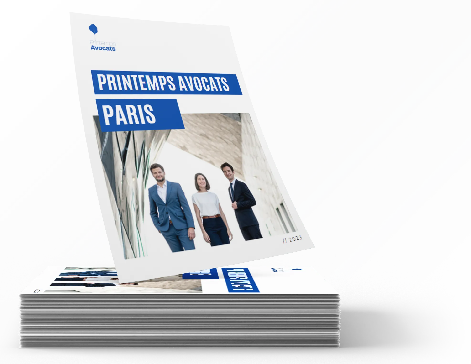 Pile de plaquettes de présentation imprimées pour un cabinet d’avocats parisien
